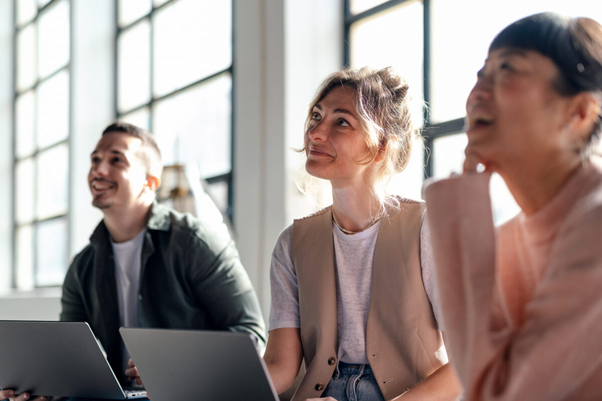 Afbeelding Young Professionals Collaborating in Modern Co-Working Space